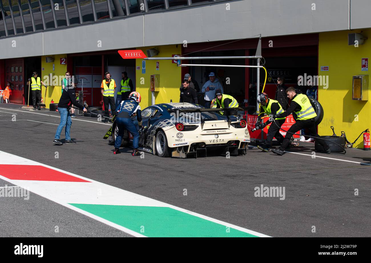 Ferrari 488 GT corsa box stop con team e driver in pit lane. Mugello, Italia, marzo 26 2022. Serie 24 ore Foto Stock