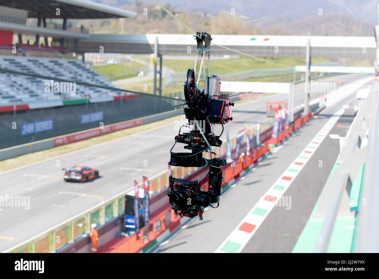 Flying camera Lumix su Ronin stabilizzatore gimbal per la trasmissione tv, auto da corsa in background. Mugello, Italia, marzo 26 2022. Serie 24 ore Foto Stock
