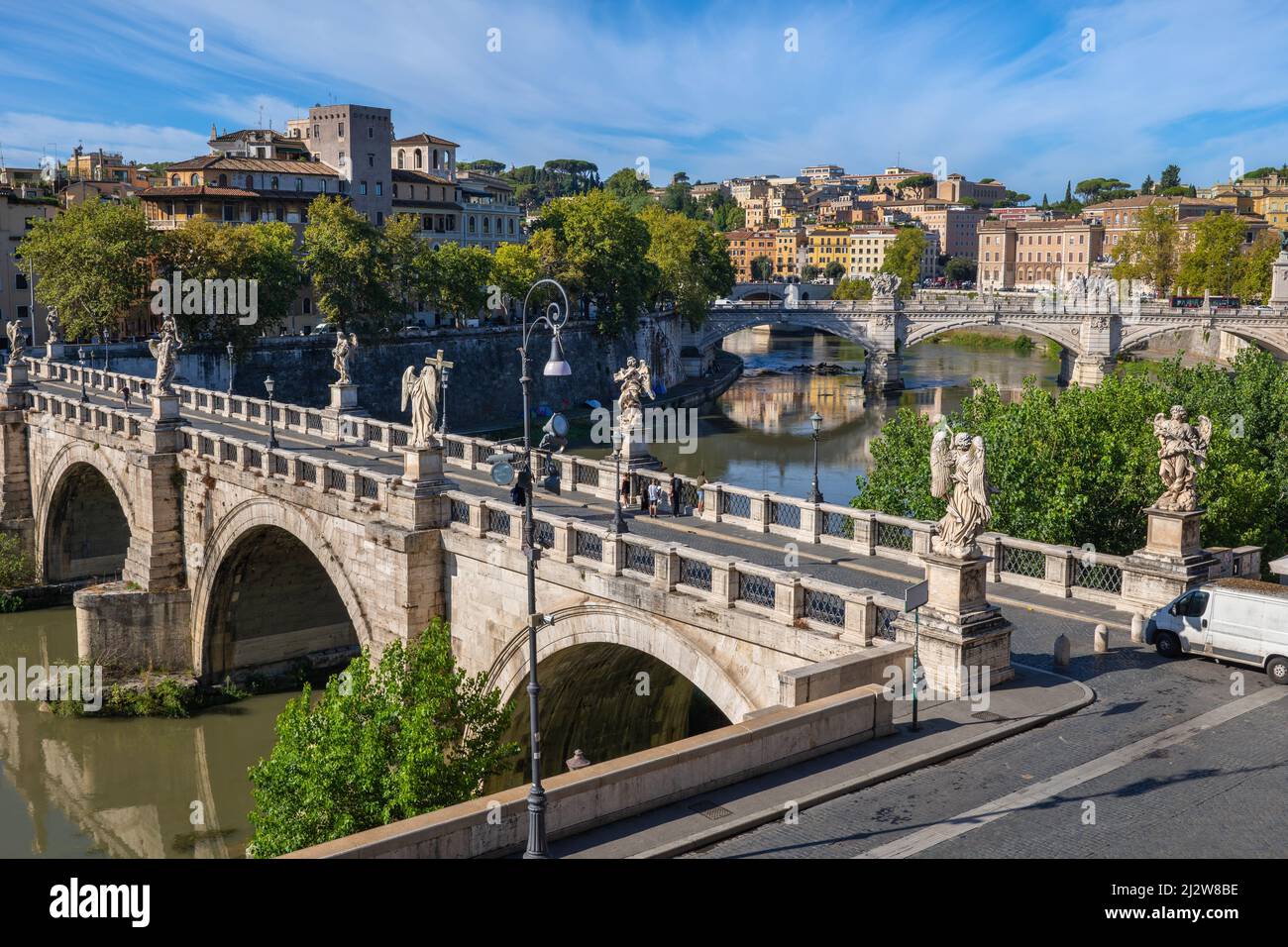 Città di Roma in Italia, paesaggio urbano con Ponte Sant'Angelo sul fiume Tevere. Foto Stock