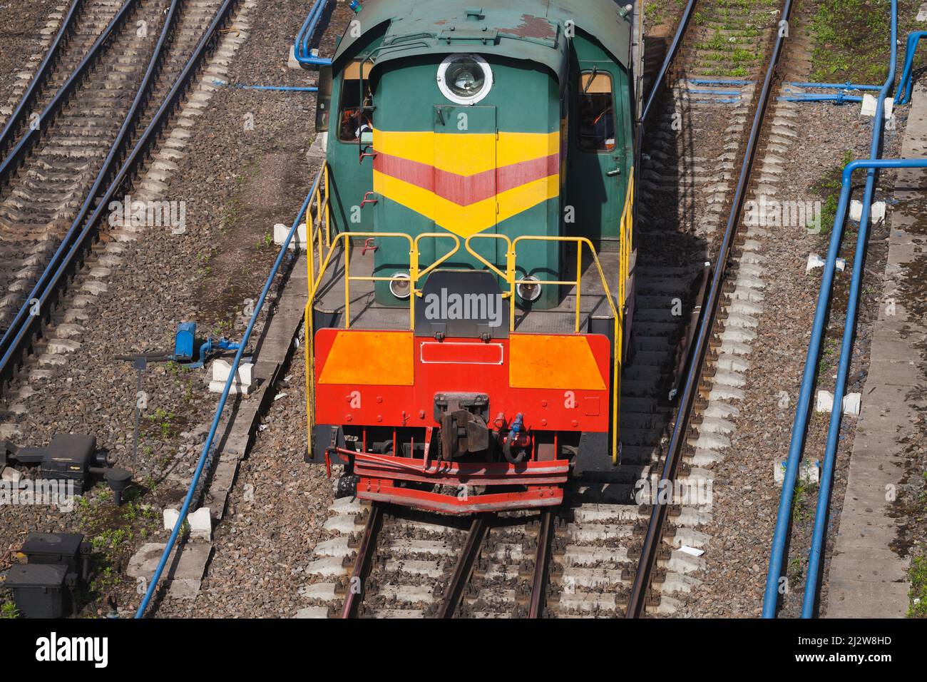 Locomotiva diesel va su una ferrovia in una giornata di sole, vista aerea Foto Stock