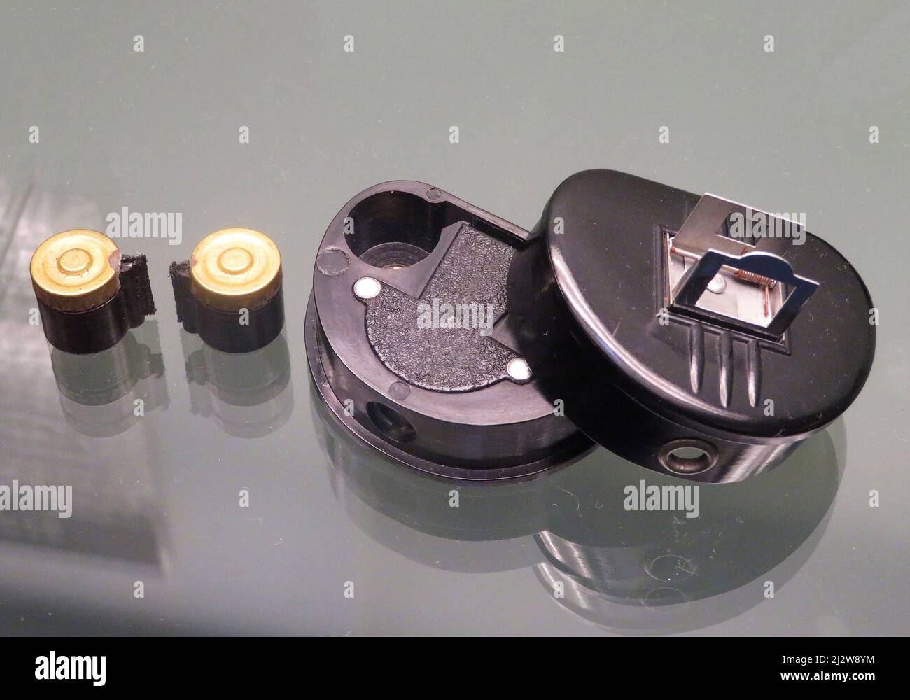 Portogallo, la macchina fotografica vintage della spia è esposta nel museo della fotografia a Porto. Foto Stock