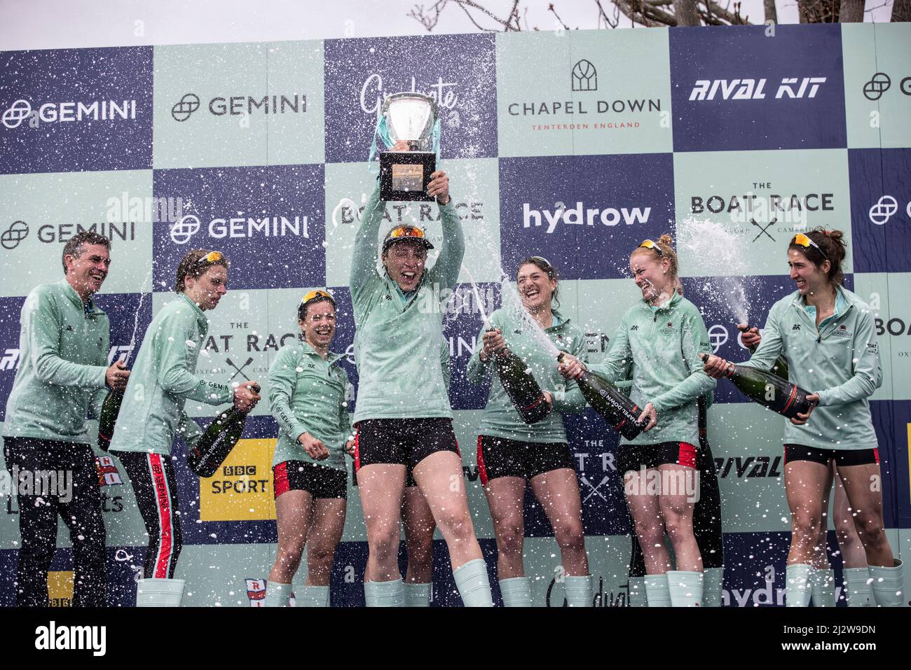 River Thames, Londra, Regno Unito. 3rd aprile 2022. Cambridge festeggia con il trofeo dopo il finale della 76th Women's Oxford vs Cambridge Gemini Boat Race 2022. Credit: Jeff Gilbert/Alamy Live News Foto Stock River Thames, Londra, Regno Unito. 3rd aprile 2022. Cambridge festeggia con il trofeo dopo il finale della 76th Women's Oxford vs Cambridge Gemini Boat Race 2022. Credit: Jeff Gilbert/Alamy Live News Foto Stock