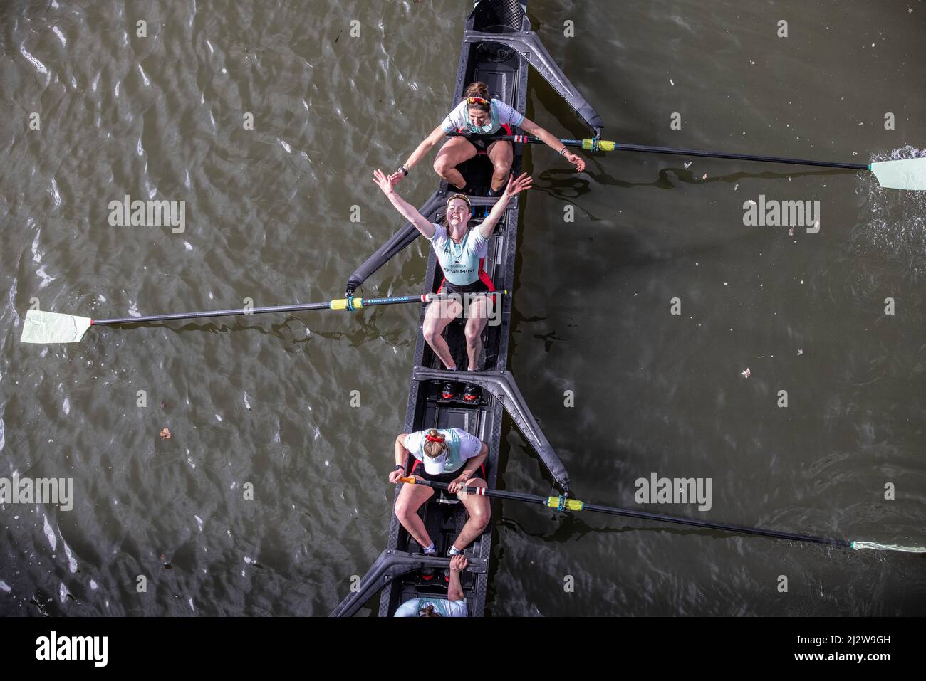 River Thames, Londra, Regno Unito. 3rd aprile 2022. Cambridge al termine della 76th WomenÕs Oxford vs Cambridge Gemini Boat Race 2022. Credit: Jeff Gilbert/Alamy Live News Foto Stock