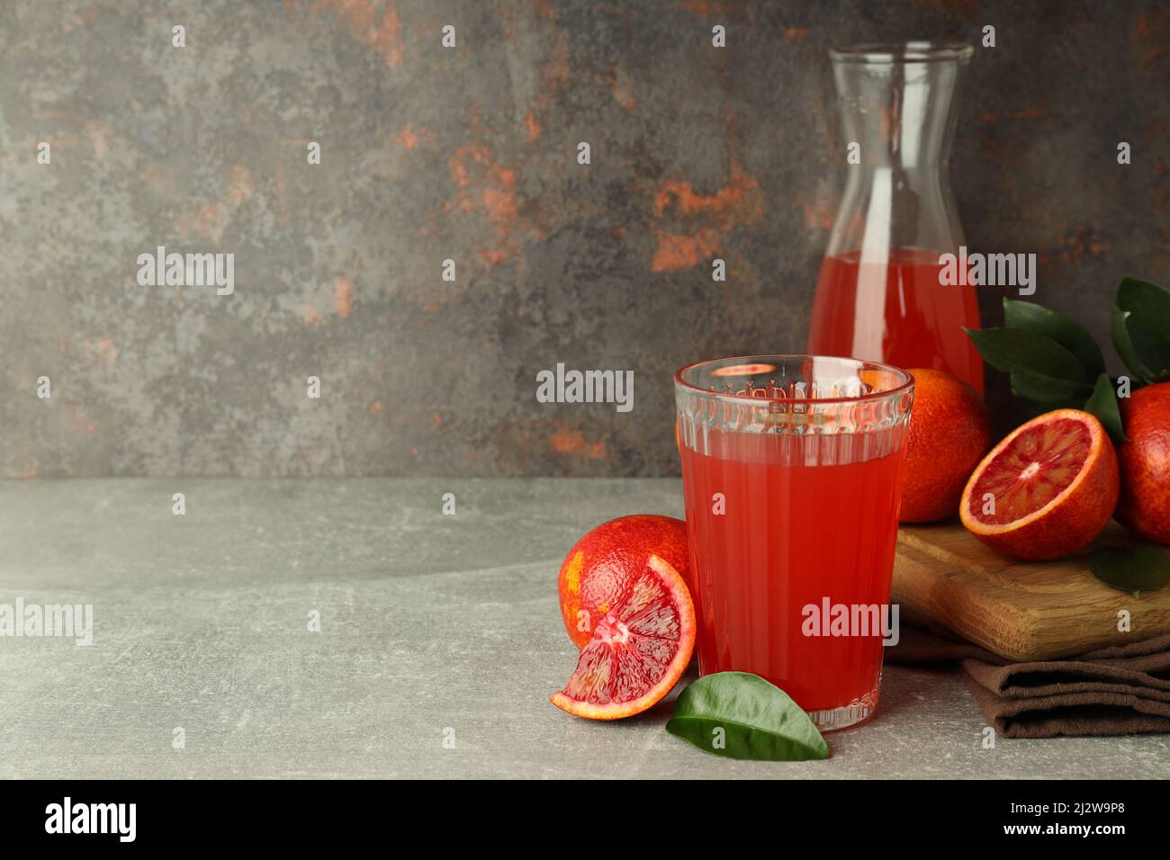 Concetto di bevanda fresca con succo d'arancia rosso Foto Stock