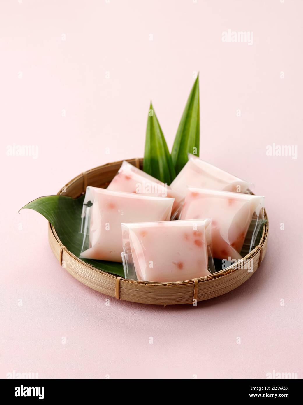 Cantik Manis o Jentik Manis (Kue Pacar Cina), Cente è un dessert tradizionale indonesiano fatto da Mung Bean Flour Hunkwe, Sago Pearl, e latte di cocco Foto Stock