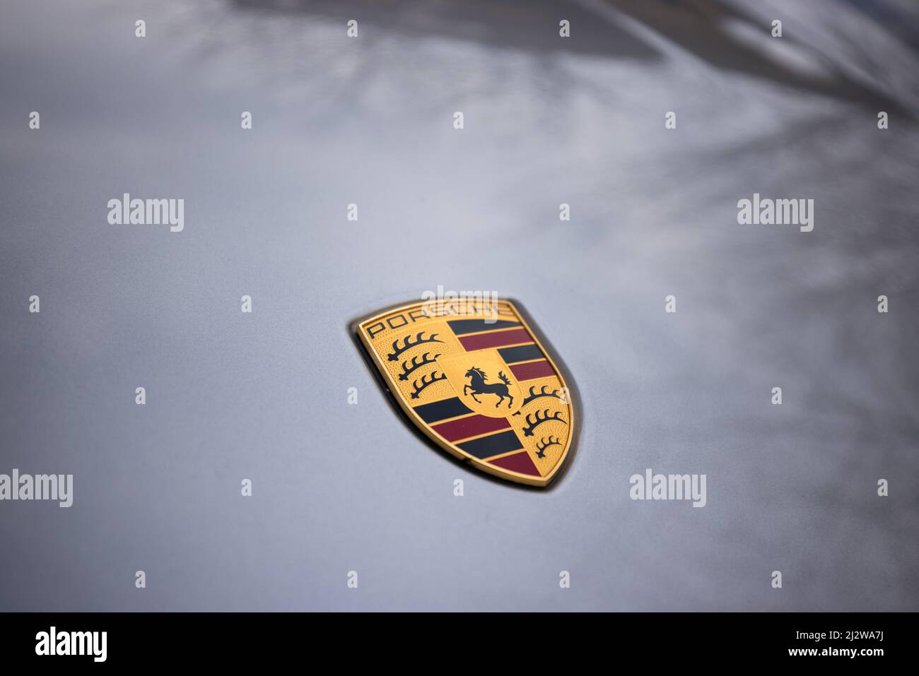 Slovenia, Lubiana - Marzo 15 2022: Porsche Logo primo piano su una vettura Turbo S 911 Foto Stock