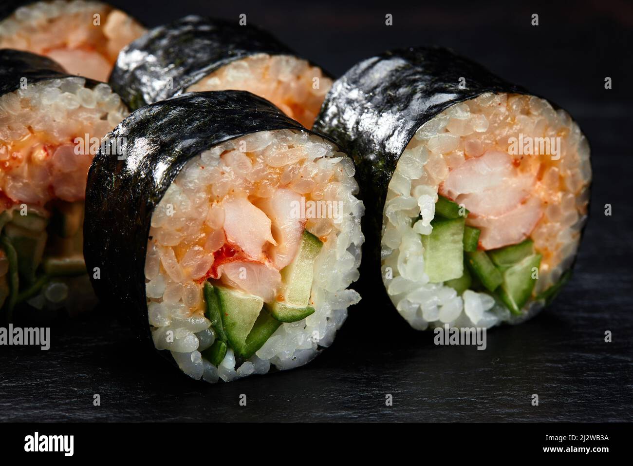 Sushi roll, cucina tradizionale giapponese, riso, nori e frutti di mare,  concetto di menu. Sfondo cibo. Spazio per copie. Roll kani saki maki Foto  stock - Alamy