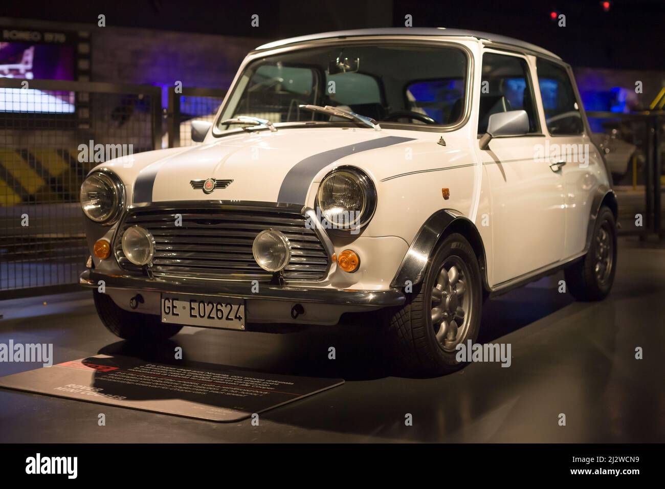 Torino, Italia - 14 agosto 2021: 1992 Rover Mini Cooper in mostra al Museo Nazionale dell'Automobile (MAUTO) di Torino. Foto Stock