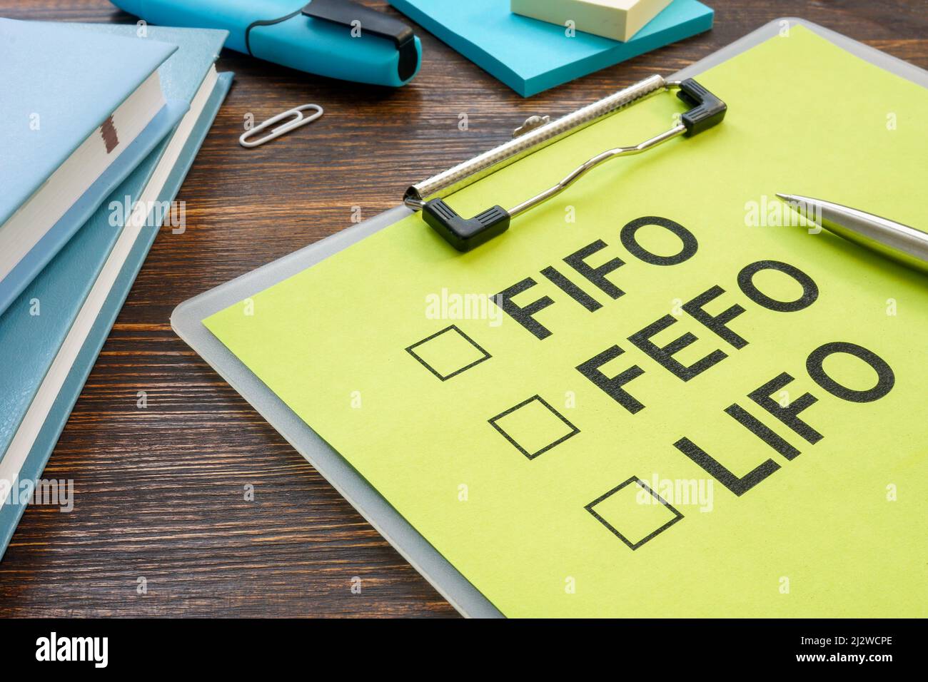 FIFO FEFO LIFO strategie di gestione del magazzino con appunti. Foto Stock