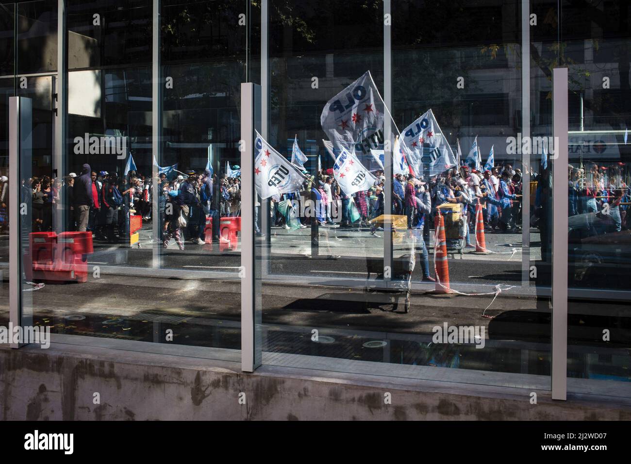 Buenos Aires, Argentina. 02nd Apr 2022. I manifestanti con bandiere e bandiere marciano lungo Avenida PueyrredÛn durante la manifestazione. Sono passati 40 anni dalla guerra delle Falklands o dalla guerra delle Malvinas tra l'Argentina e il Regno Unito sui due territori britannici, ciò ha generato una protesta da parte dei gruppi politici di fronte all'ambasciata britannica a Buenos Aires. Credit: SOPA Images Limited/Alamy Live News Foto Stock