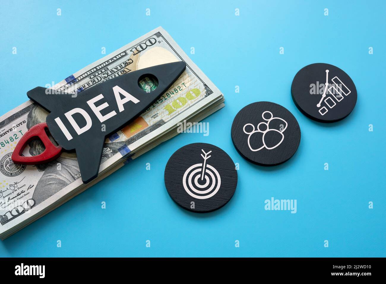 Nuovo concetto di business o start up. Soldi e razzo con idea di parola. Foto Stock