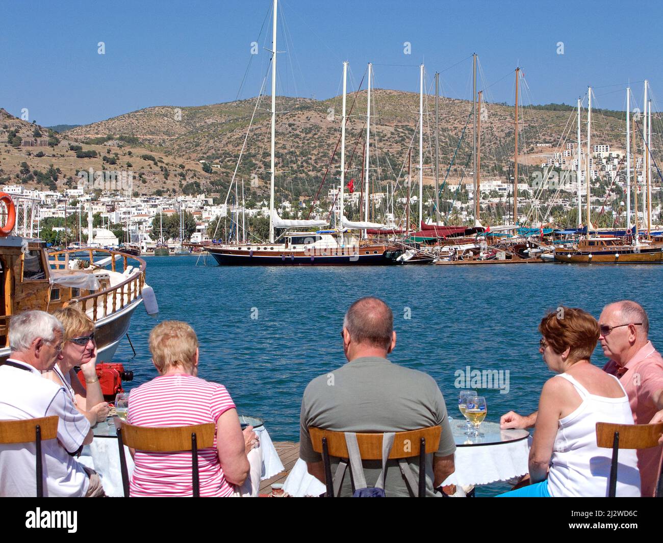 Persone che siedono in un ristorante del porto, porto di Bodrum, Turchia, Mar Mediterraneo Foto Stock