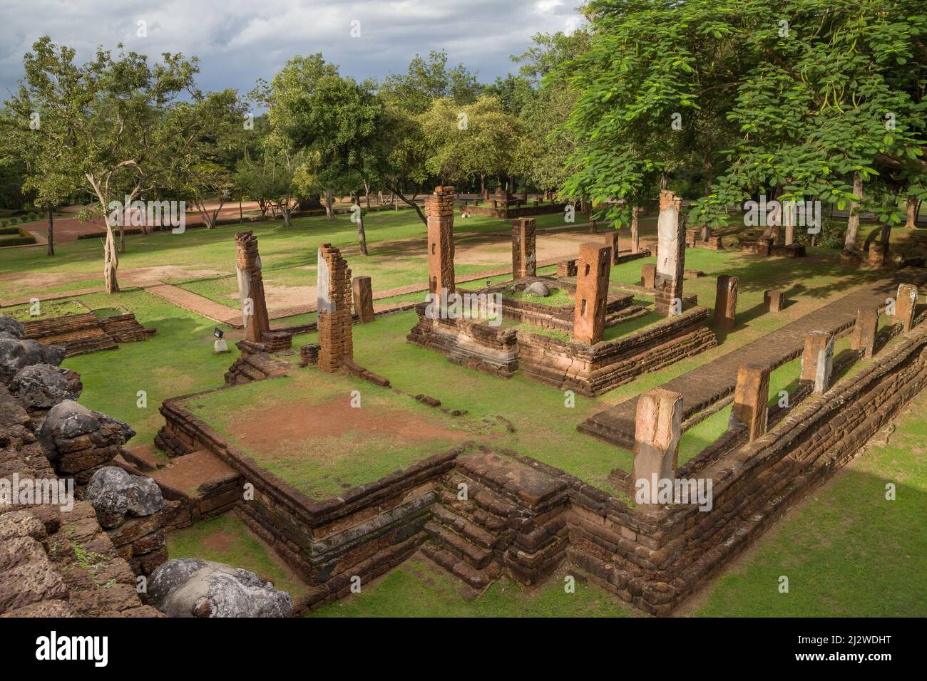 Rovine del Viharn di Wat Chang Rob, Kamphaeng Phet, Thailandia. Foto Stock