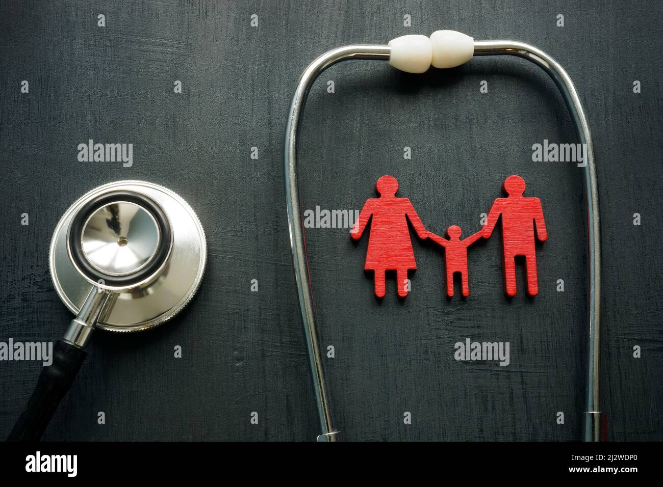 Medicina di famiglia e concetto di assicurazione sanitaria. Stetoscopio e figurine. Foto Stock