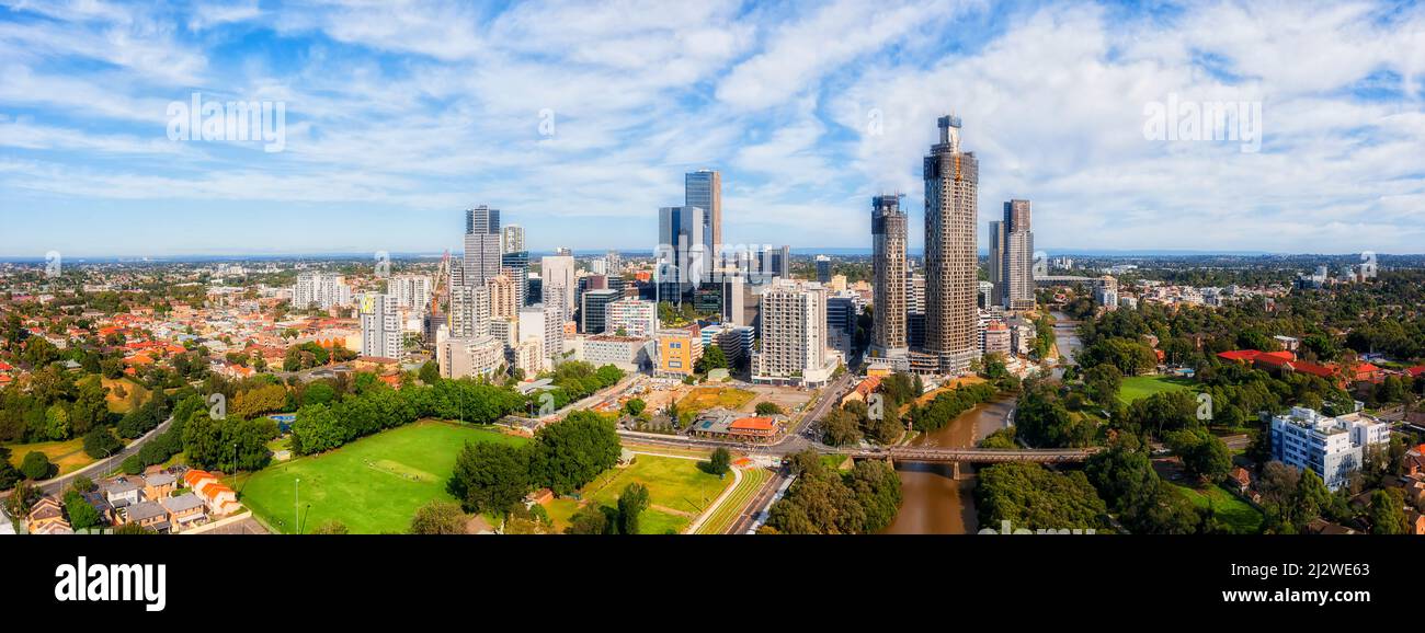 Panorama aereo delle alte torri del CBD di Parramatta nella Sydney Occidentale dell'Australia. Foto Stock