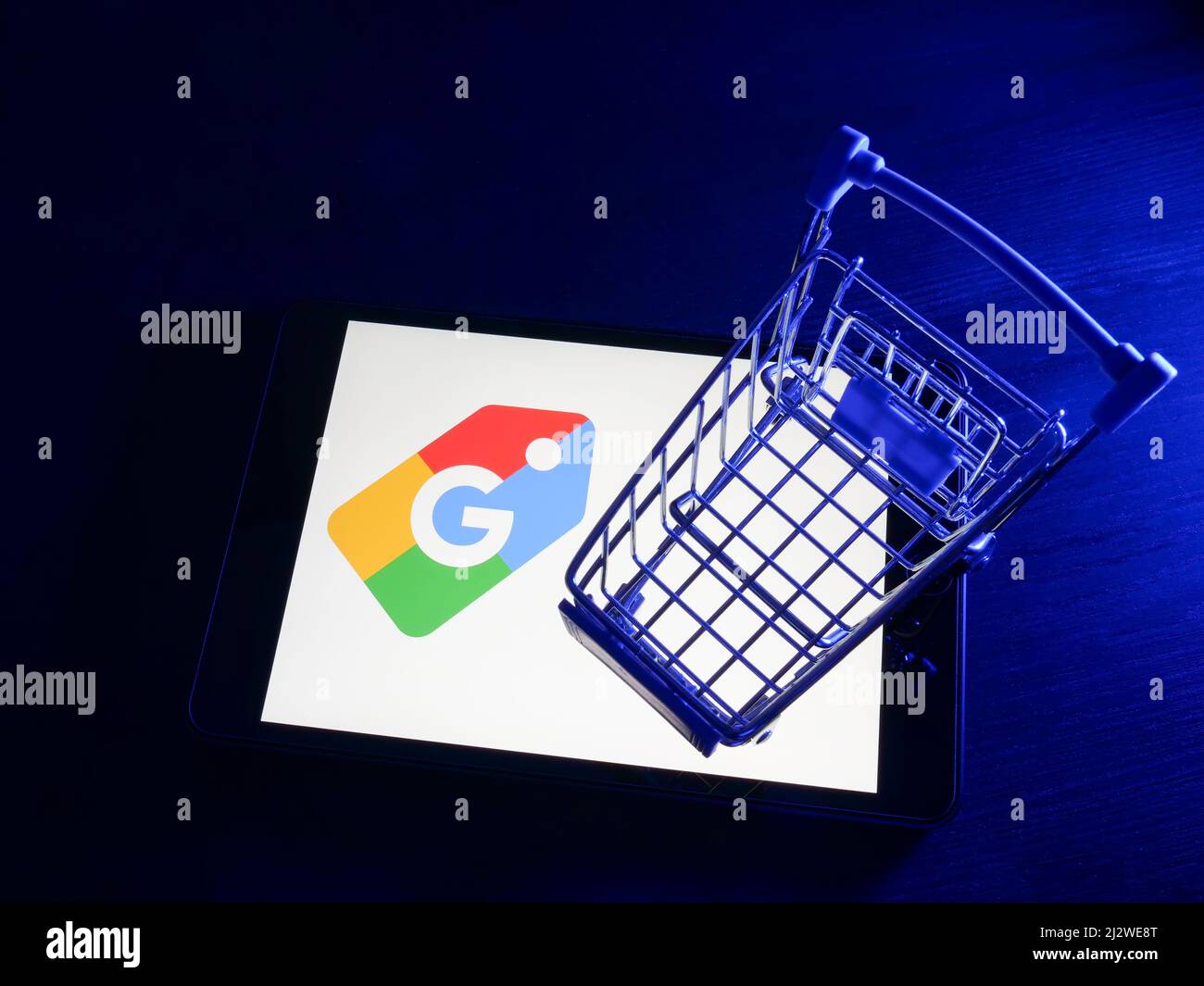 KIEV, UCRAINA - 30 marzo 2022. Logo Google shopping sullo schermo e carrello. Foto Stock