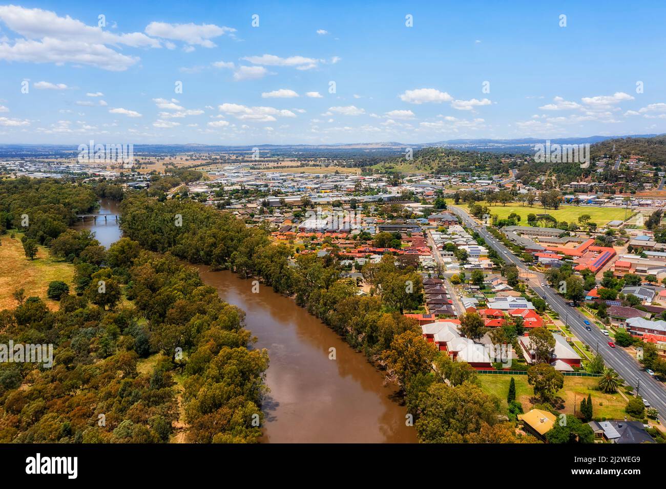 Wagga Wagga, città rurale regionale nell'entroterra australiano sul fiume Murrumbidgee con vista panoramica aerea. Foto Stock