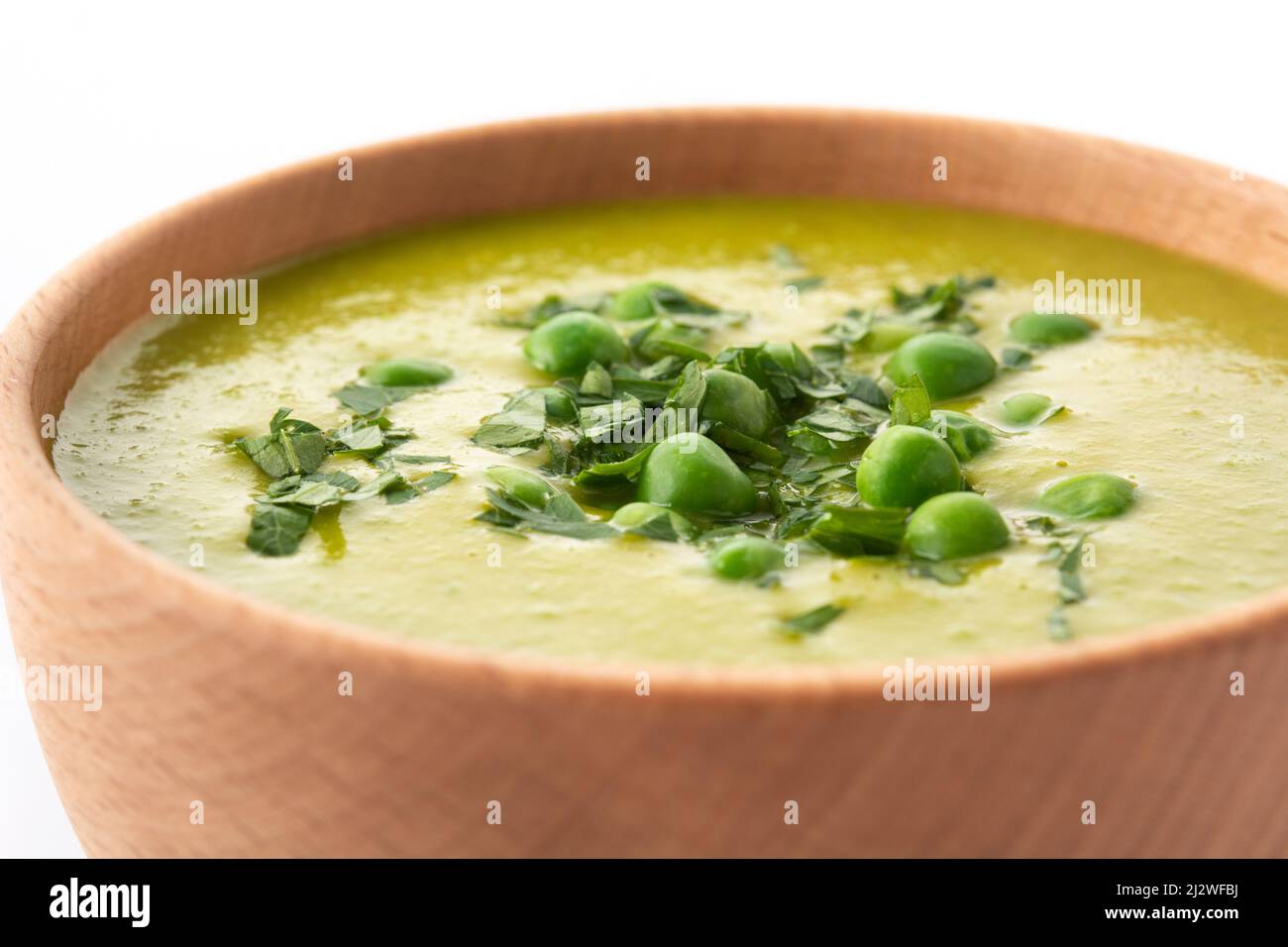 Zuppa di piselli verdi in una ciotola isolata su sfondo bianco Foto Stock