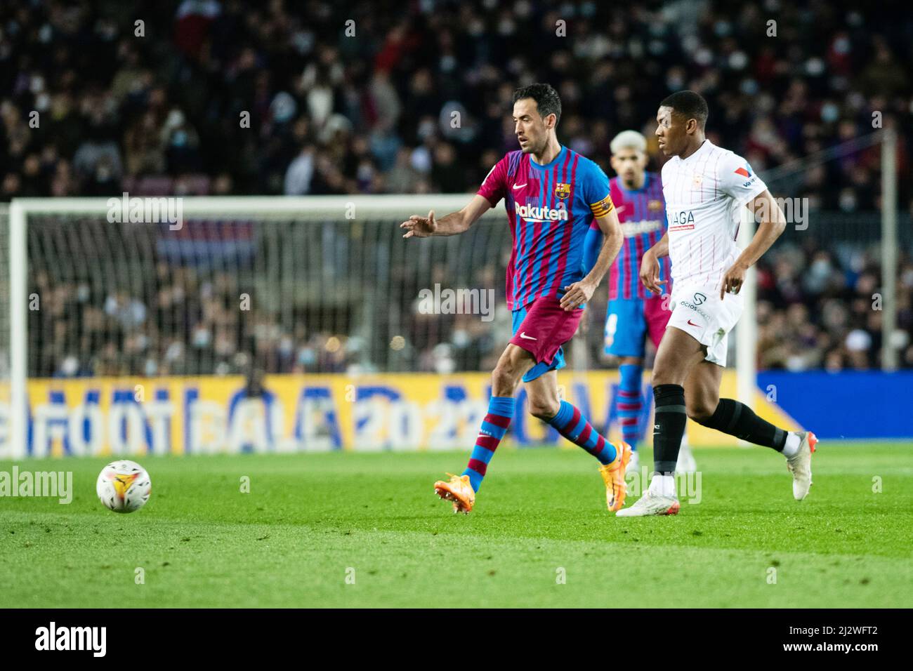 Sergio Busquets del FC Barcelona e Anthony Martial del Sevilla FC durante la partita di calcio la Liga tra il FC Barcelona e il Sevilla FC il 3 aprile 2022 allo stadio Camp Nou di Barcellona, Spagna - Foto: Marc Graupera Aloma/DPPI/LiveMedia Foto Stock