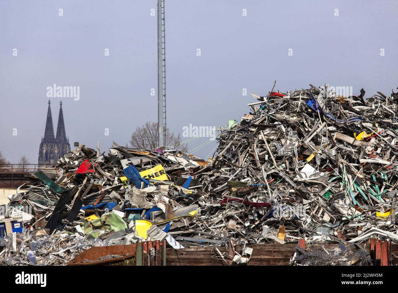 Cantiere di rottami con metallo vecchio nel quartiere Deutz, sullo sfondo la cattedrale, Colonia, Germania. Schrottplatz mit Altmetall im Stadtteil Deutz, im Foto Stock