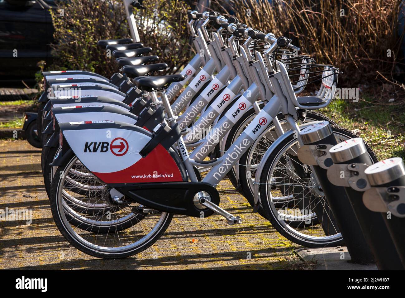 Biciclette e-bikes della società Koelner Verkehrsbetriebe KVB (Colonia azienda di trasporto pubblico) in corrispondenza di una stazione di carica dell'Mobilstation sul ch Foto Stock