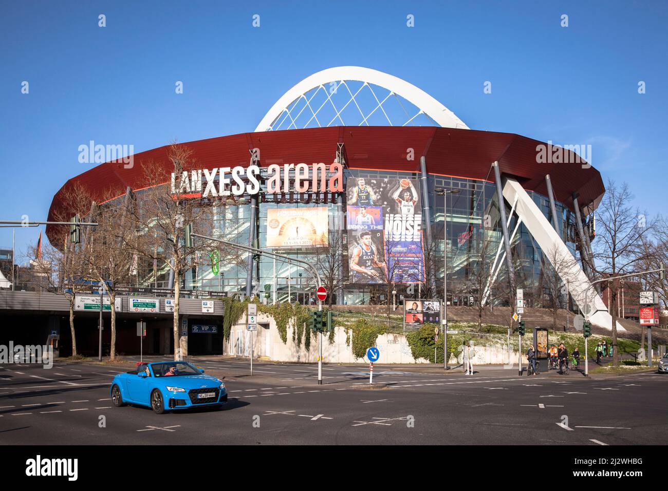 The Lanxess Arena nel quartiere Deutz, Colonia, Germania. Die Lanxess Arena im Stadtteil Deutz, Koeln, Deutschland. Foto Stock