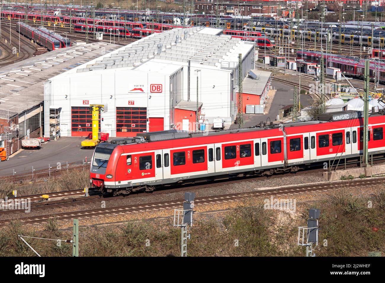 Il treno locale S-Bahn Rhein-Ruhr nel distretto cittadino Deutz, DB Regio manutenzione hangars al deposito Deutzerfeld, Colonia, Germania. Zug der S-Bahn Rhei Foto Stock