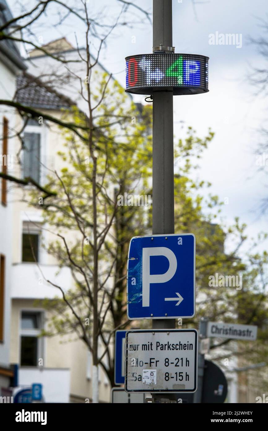 Display a LED del sistema di guida al parcheggio ParkPilot su Neusser Street nel quartiere Nippes, Colonia, Germania. Il sistema dell'operatore Rheinen Foto Stock