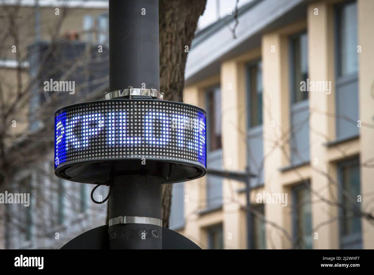 Display a LED del sistema di guida al parcheggio ParkPilot su Neusser Street nel quartiere Nippes, Colonia, Germania. Il sistema dell'operatore Rheinen Foto Stock