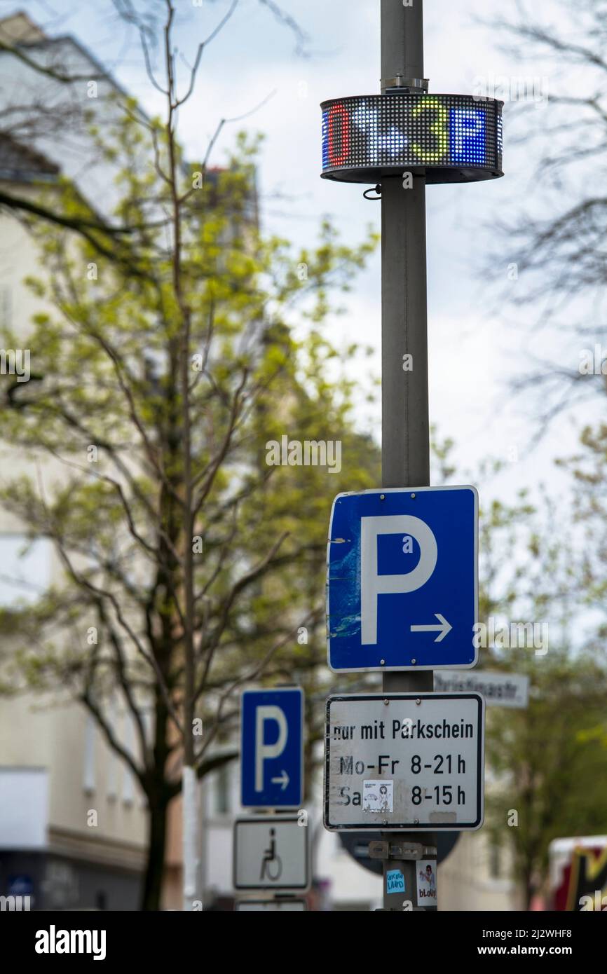 Display a LED del sistema di guida al parcheggio ParkPilot su Neusser Street nel quartiere Nippes, Colonia, Germania. Il sistema dell'operatore Rheinen Foto Stock