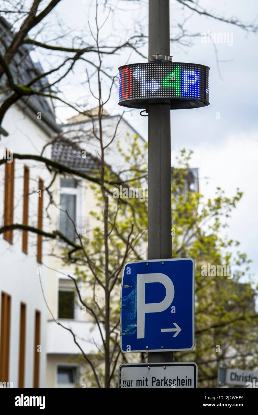 Display a LED del sistema di guida al parcheggio ParkPilot su Neusser Street nel quartiere Nippes, Colonia, Germania. Il sistema dell'operatore Rheinen Foto Stock