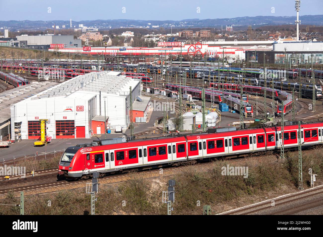 Il treno locale S-Bahn Rhein-Ruhr nel distretto cittadino Deutz, DB Regio manutenzione hangars al deposito Deutzerfeld, Colonia, Germania. Zug der S-Bahn Rhei Foto Stock
