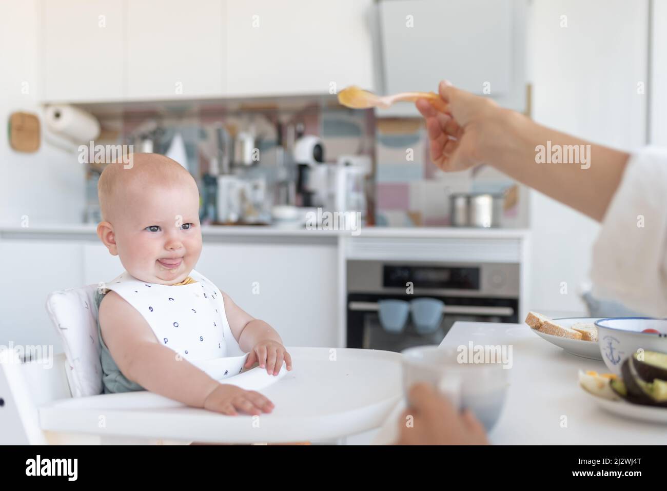 prima alimentazione del bambino, il bambino si rifiuta di mangiare Foto Stock