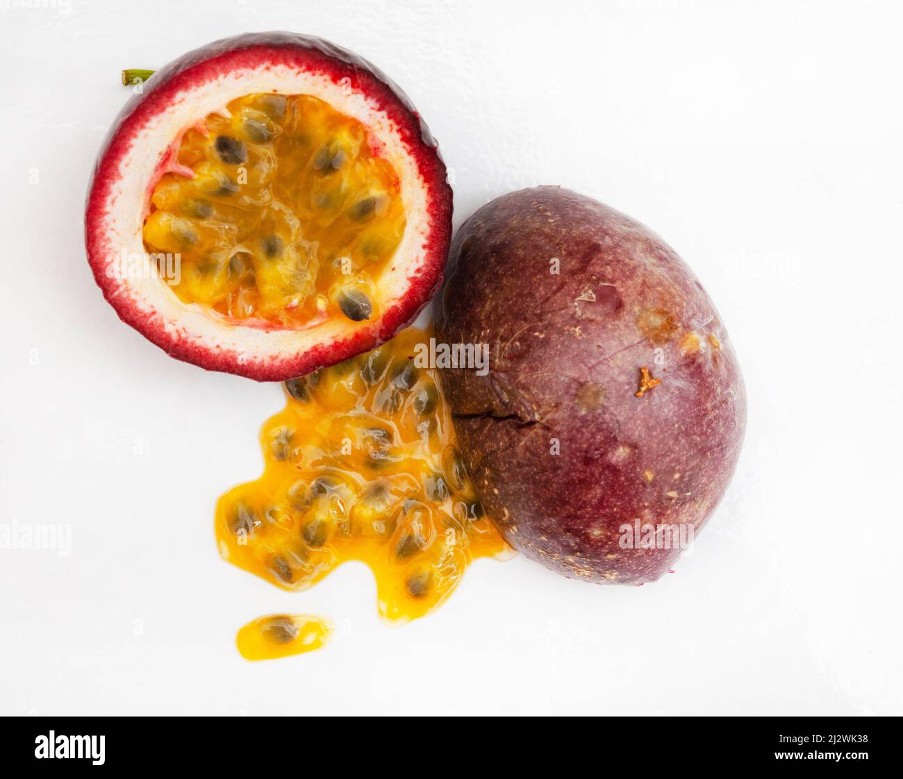 Granadilla o frutto della passione, tagliato aperto con polpa su sfondo bianco Foto Stock