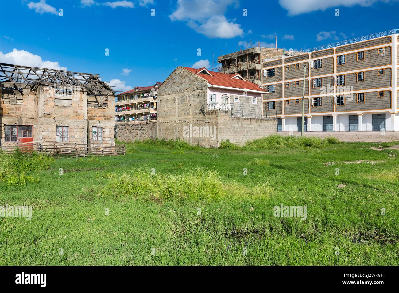 Edifici intorno a un prato verde nel quartiere residenziale di Tassia, Nairobi, Kenya. Foto Stock