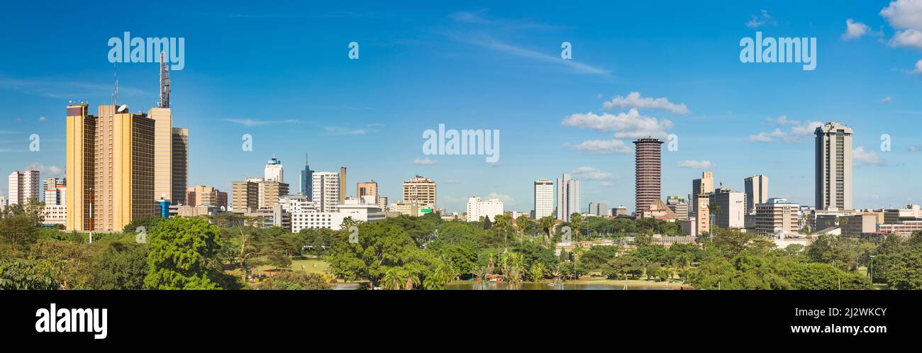 Vista panoramica dello skyline di Nairobi con i suoi moderni grattacieli, Kenya con il Parco Uhuru in primo piano. Foto Stock