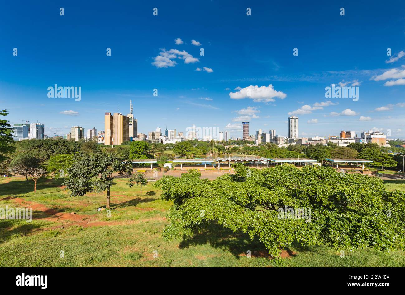 NAIROBI - 24 DICEMBRE: Vista dello skyline di Nairobi, Kenya con il Parco di Uhuru in primo piano il 24 dicembre 2015 Foto Stock