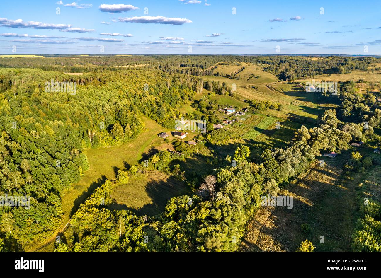 Paesaggio aereo della regione centrale della Terra Nera della Russia. Bolshoe Gorodkovo villaggio, regione di Kursk, vicino al confine ucraino Foto Stock