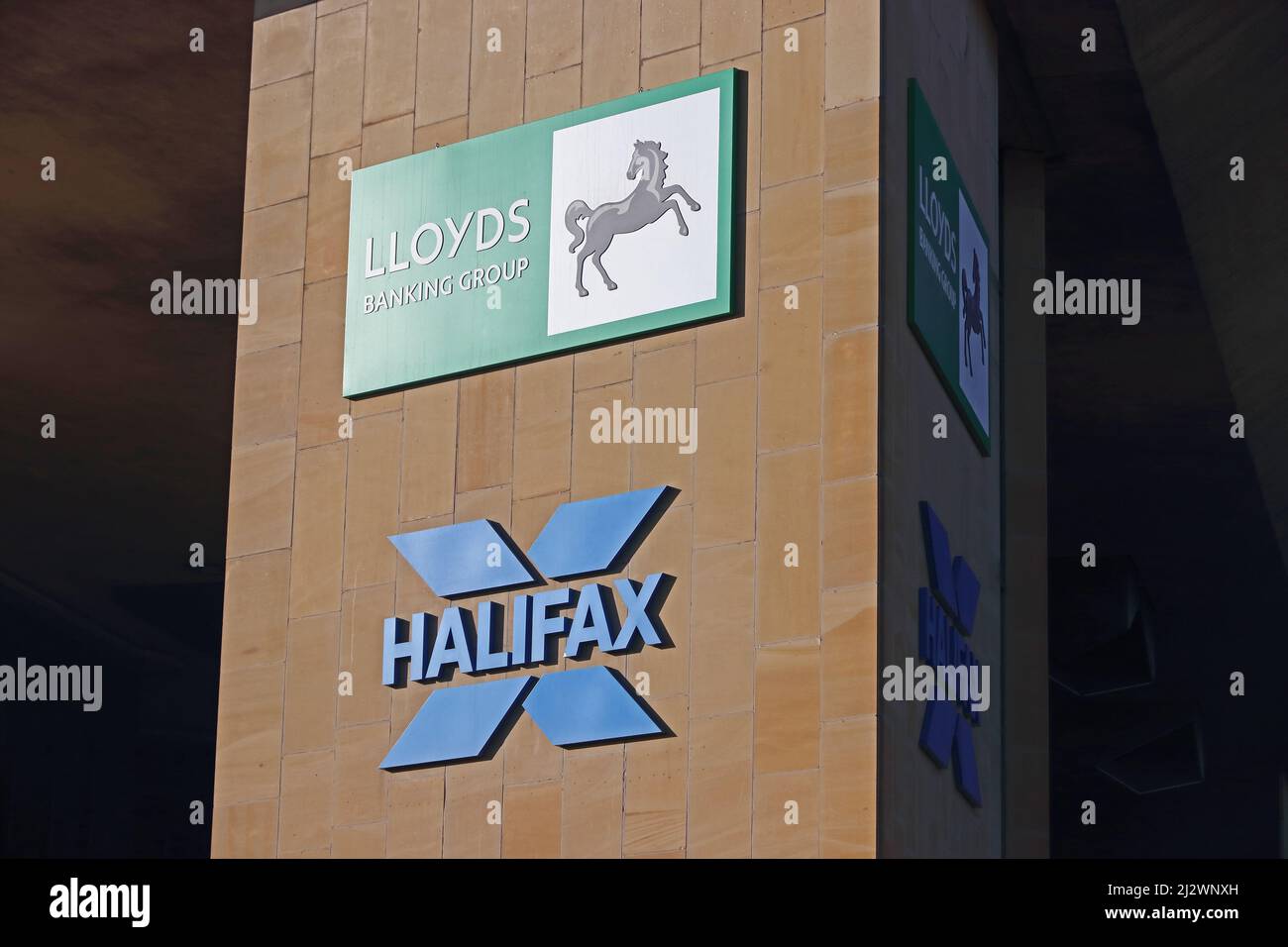 Lloyds Banking Group e Halifax Bank hanno firmato la parete esterna degli uffici, Halifax Foto Stock