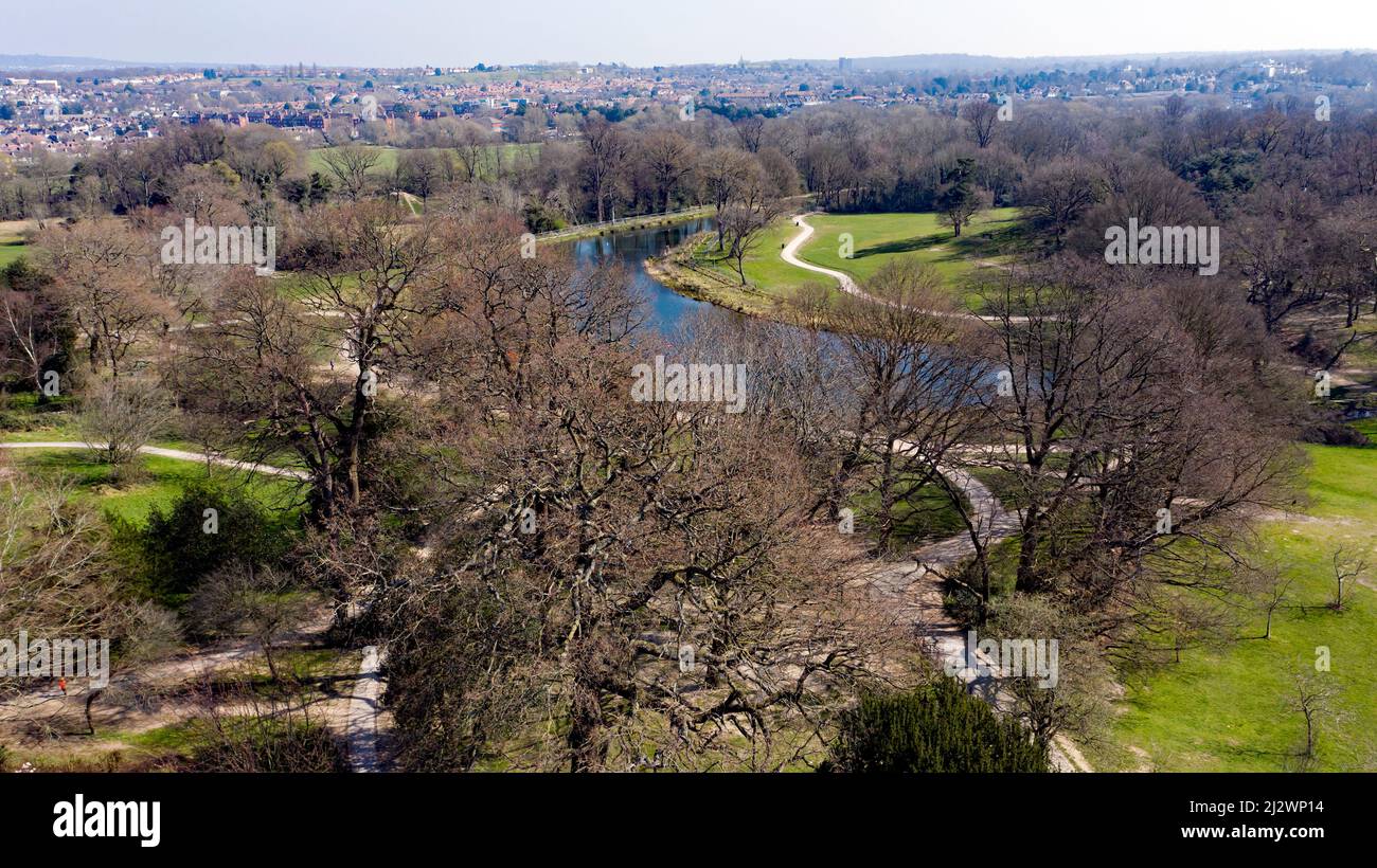 Vista aerea del Beckenham Place Park che mostra il Wild Swimming Lake Foto Stock