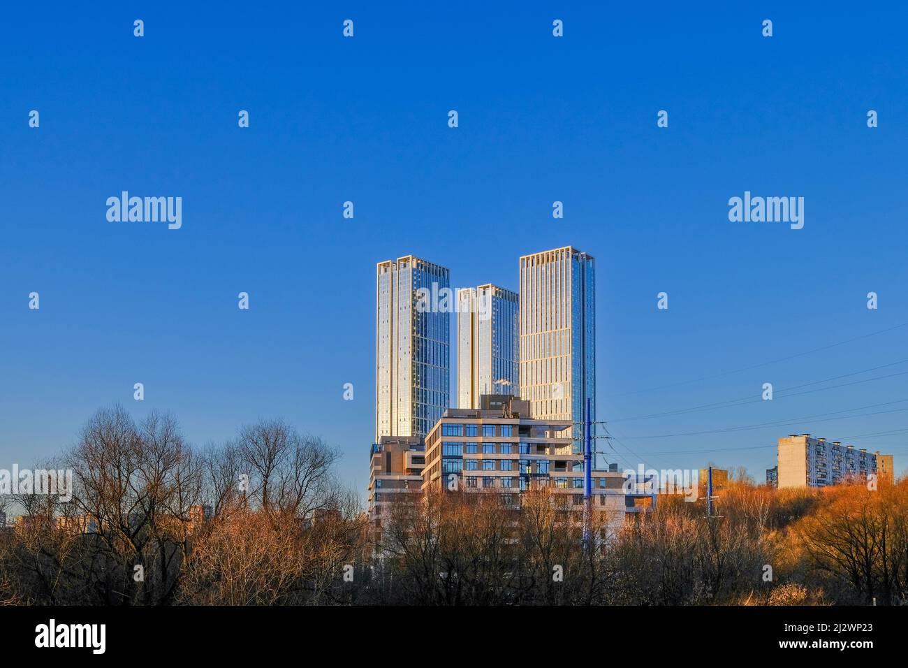 Mosca. Russia. Marzo 22, 2022. Moderni edifici identici grattacieli nella città di Mosca sotto il cielo blu in una giornata di sole. Foto Stock