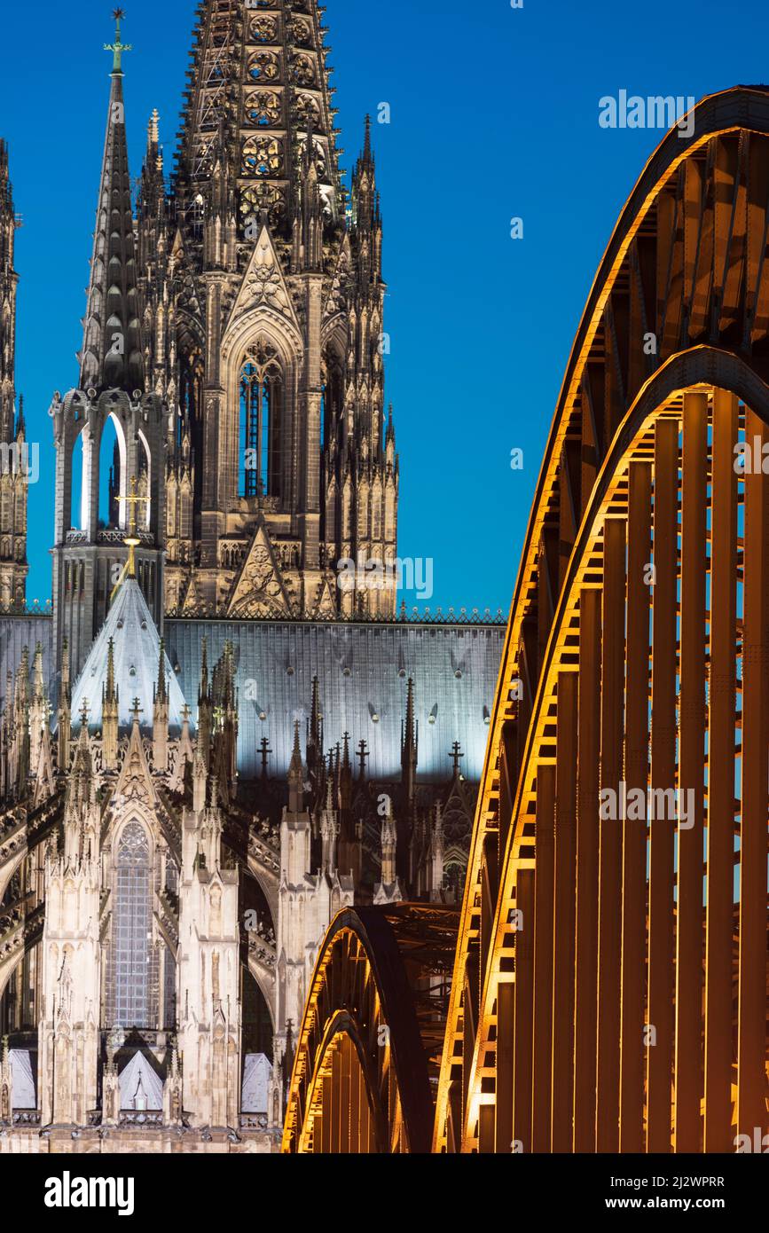 Atmosfera serale presso la Cattedrale di Colonia, il ponte Hohenzollern, Colonia, Renania settentrionale-Vestfalia, Germania, Europa Foto Stock