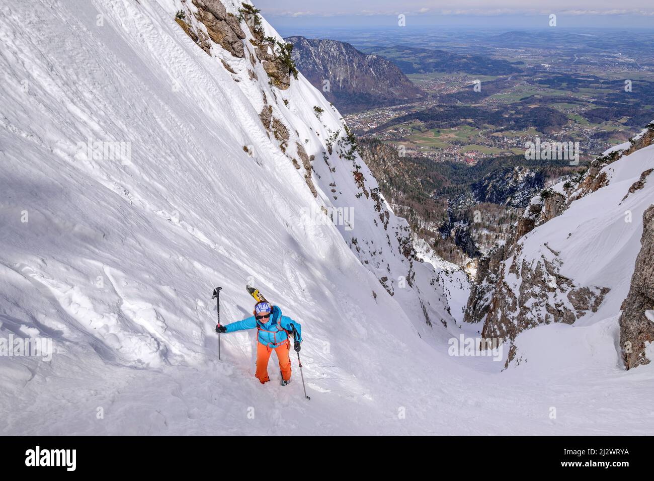 La donna in giro per lo sci sale attraverso un ripido burrone fino a Predigtstuhl, Alpgartenrinne, Predigtstuhl, Lattengebirge, Alpi Berchtesgaden, Baviera superiore, Baviera, Germania Foto Stock