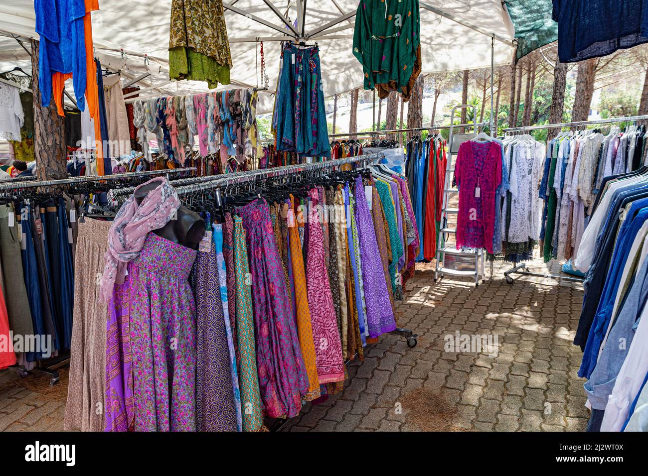Gonne e abbigliamento estivo-Abbigliamento Donna in vendita presso un  mercato tradizionale settimanale locale Stall, Baia Sardinia, Gallura,  Sardegna, Italia Foto stock - Alamy