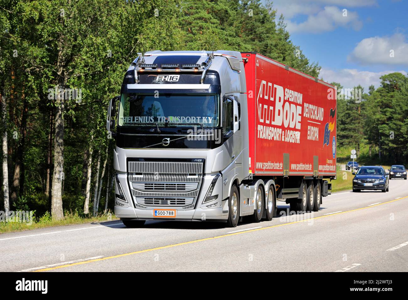 Il nuovo veicolo industriale Silver Volvo FH16 Helenius Transport Ky tira il semirimorchio lungo l'autostrada 25 in direzione del porto di Hanko. Raasepori, Finlandia. Luglio 8, 2021. Foto Stock