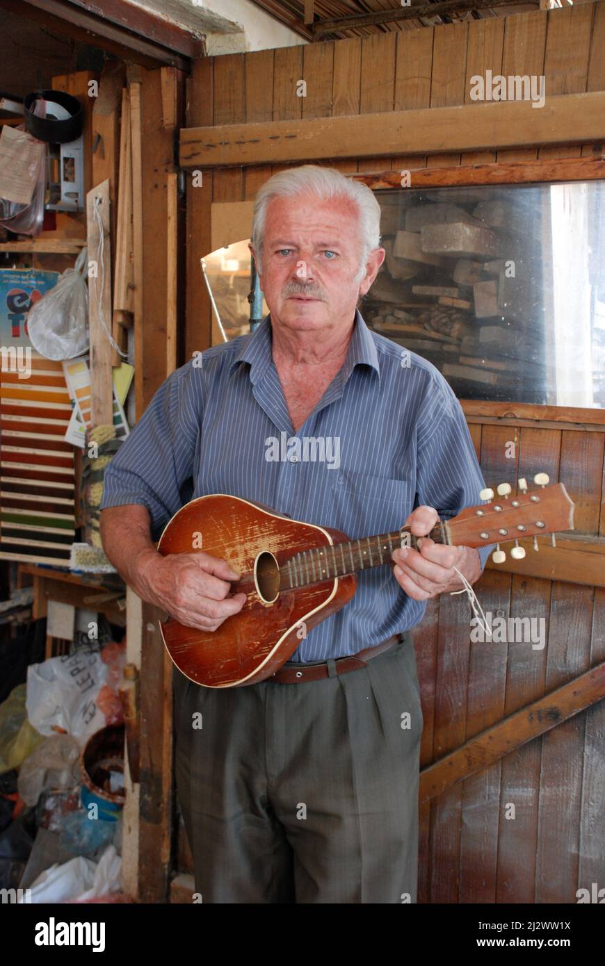 ritratto di un vecchio con mandolino raffigurato in resern, macedonia, il 05/09/2012 Foto Stock