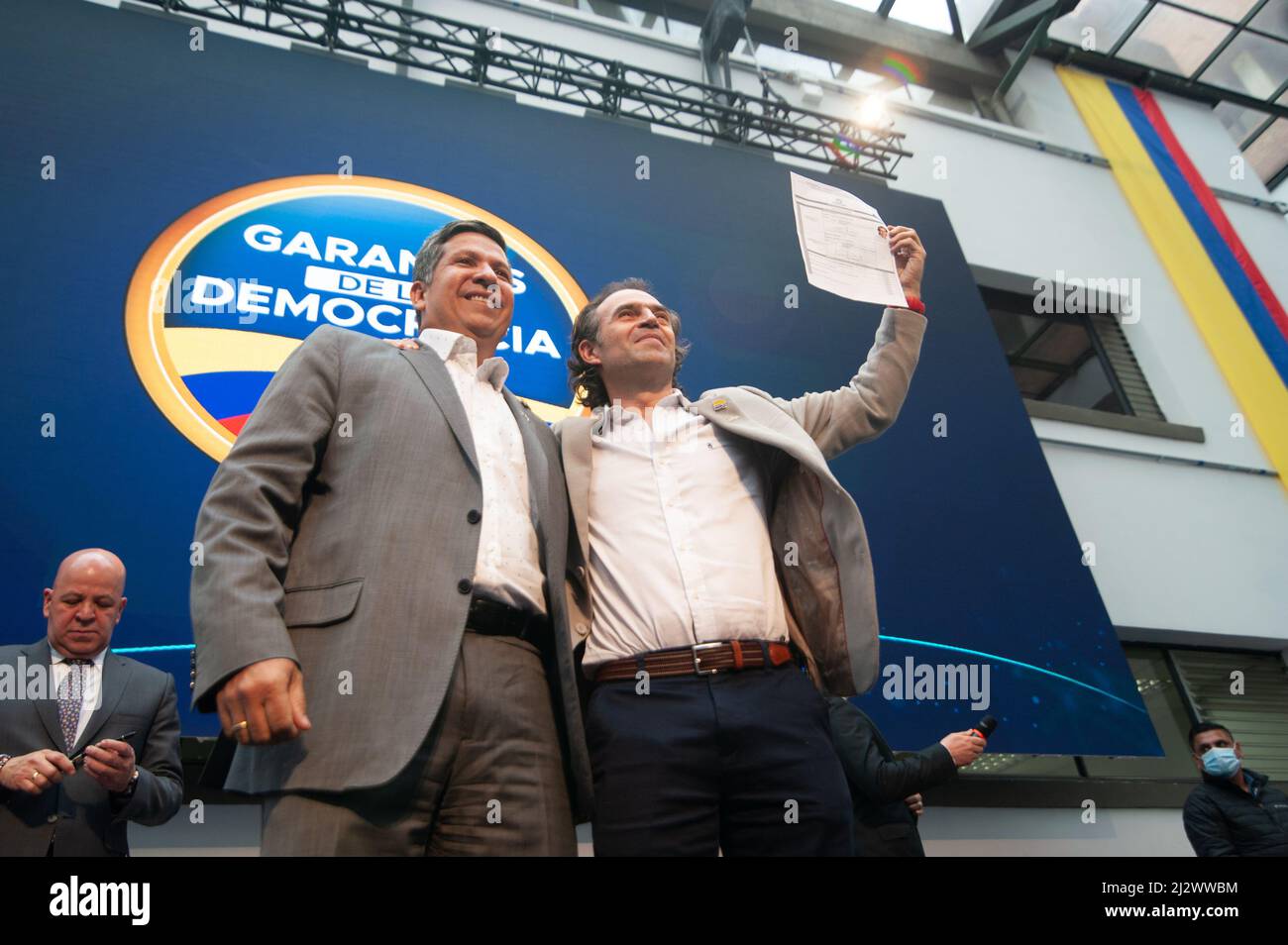 Candidato presidenziale per l'alleanza politica Equipo Por Colombia, Federico Gutierrez (a destra) e il suo compagno di turno per la vicepresidenza colombiana Foto Stock