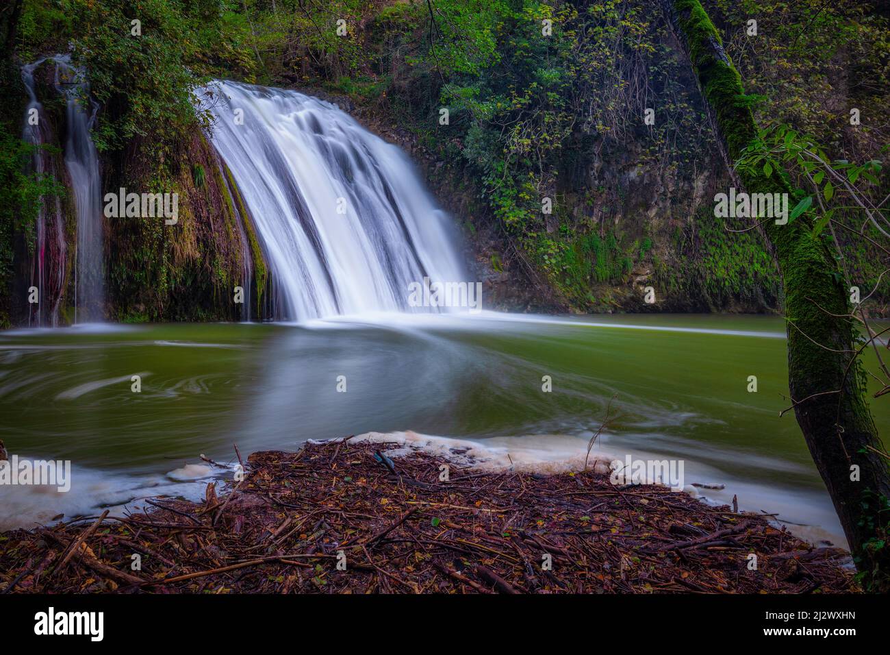 Grande e bella cascata in Spagna in Catalogna, vicino al piccolo villaggio Les Planes de Hostoles Foto Stock