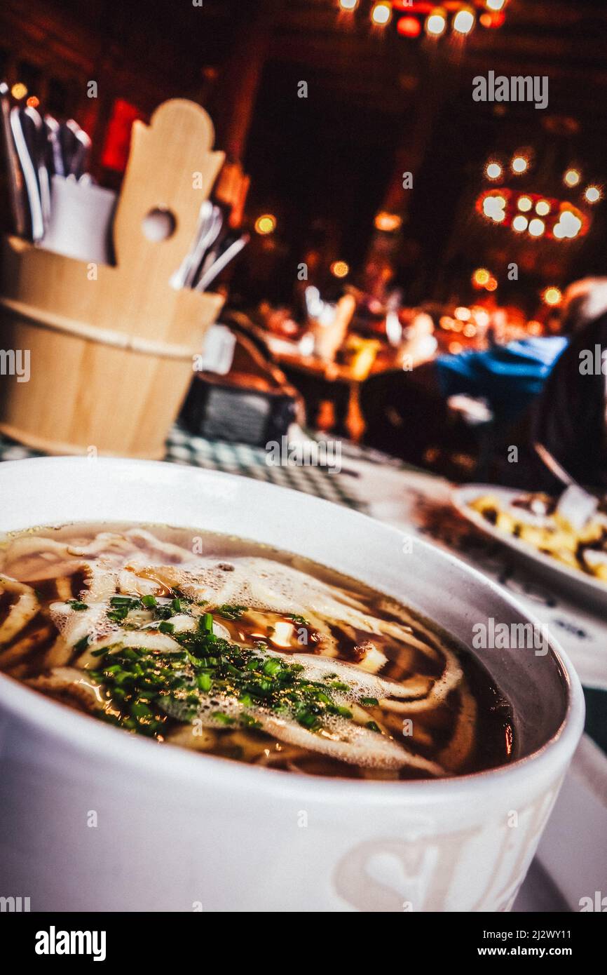 Zuppa di pancake in camera presso il Berliner Hütte. Il sentiero di Berlino Höhenweg in stile corsa - tour di più giorni nelle Alpi Zillertal Foto Stock