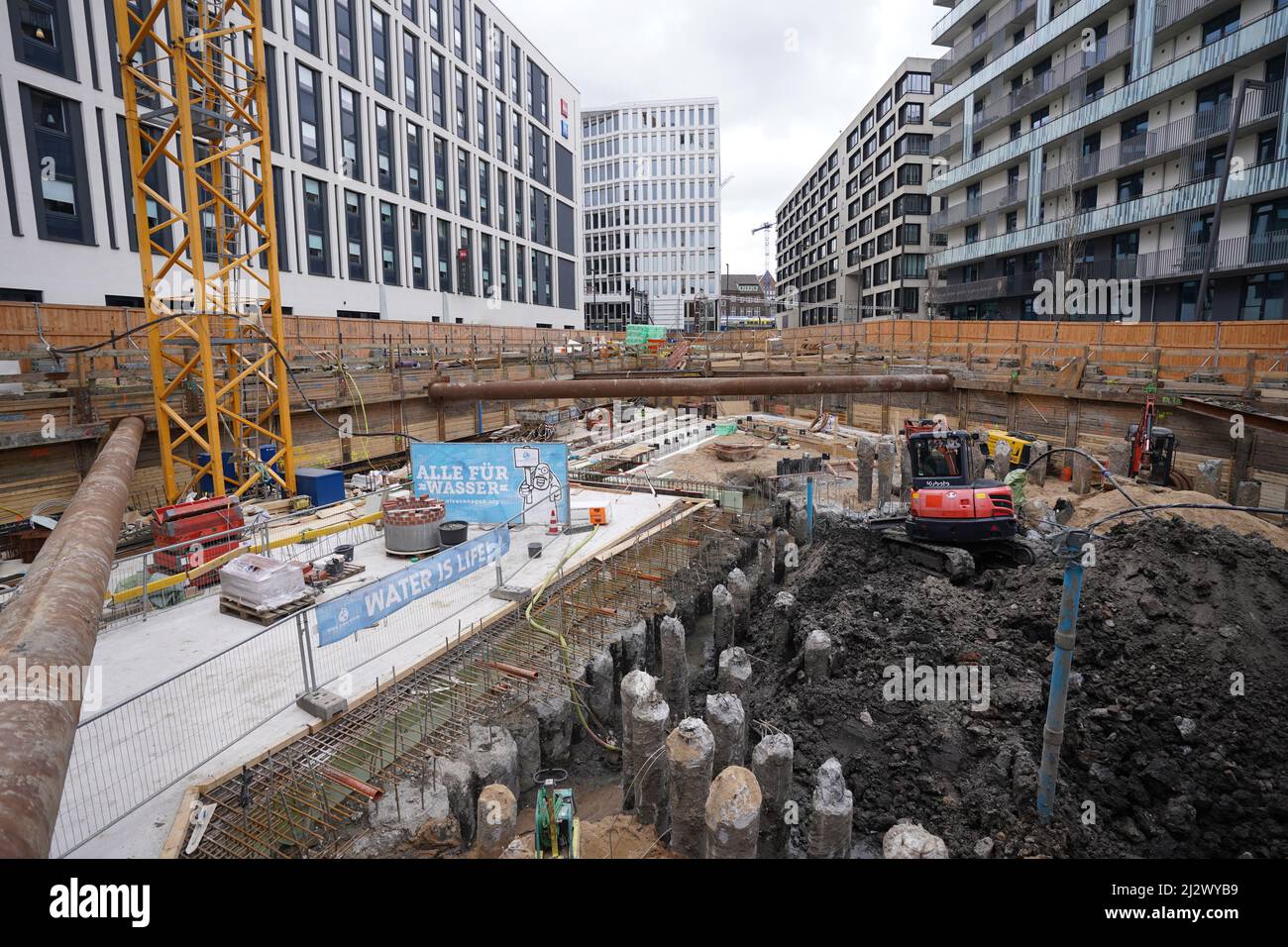 01 aprile 2022, Amburgo: Vista del pozzo di scavo e del cantiere della futura "Villa Viva" nella Münzviertel. L'organizzazione senza scopo di lucro Viva con Agua sta costruendo la 'Villa Viva' la locanda a dodici piani, Che sarà costruito entro la fine del 2023 nel quartiere di Münzviertel, tra la stazione ferroviaria principale e il Deichtorhallen, avrà più di 130 camere d'hotel, nonché un campeggio, un bar, un ristorante, una sala yoga, sale d'arte progettate da artisti, e spazio per conferenze e uffici. Gran parte dei profitti di 'Villa Viva' andranno al lavoro di progetto di Viva con Agua. Foto: Marcus B. Foto Stock